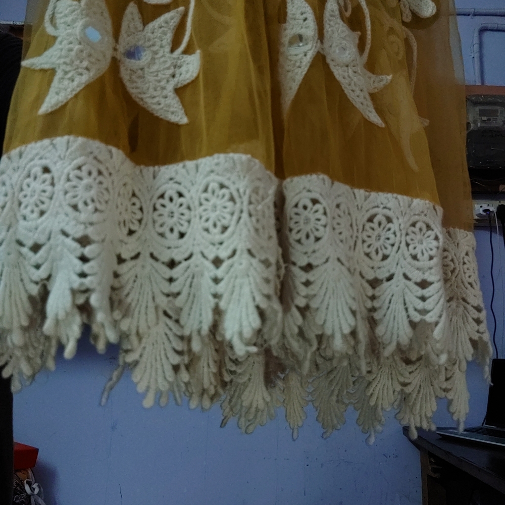 Pretty green anarkhali dress with white flowers and lace on the bottom. - Size M - Picture 8 of 8